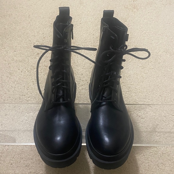 NWOB LA CANADIENNE Women\'s Black Leather Lace-Up Ankle Boots Size 35.5